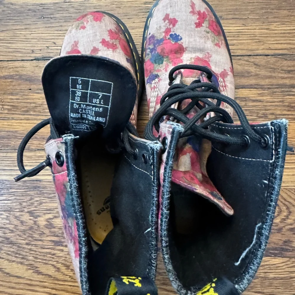 Dr. Martens Taupe Vintage Bouquet Castel (LIKE NEW) FIRM PRICE. Awesome boots! - Picture 15 of 16